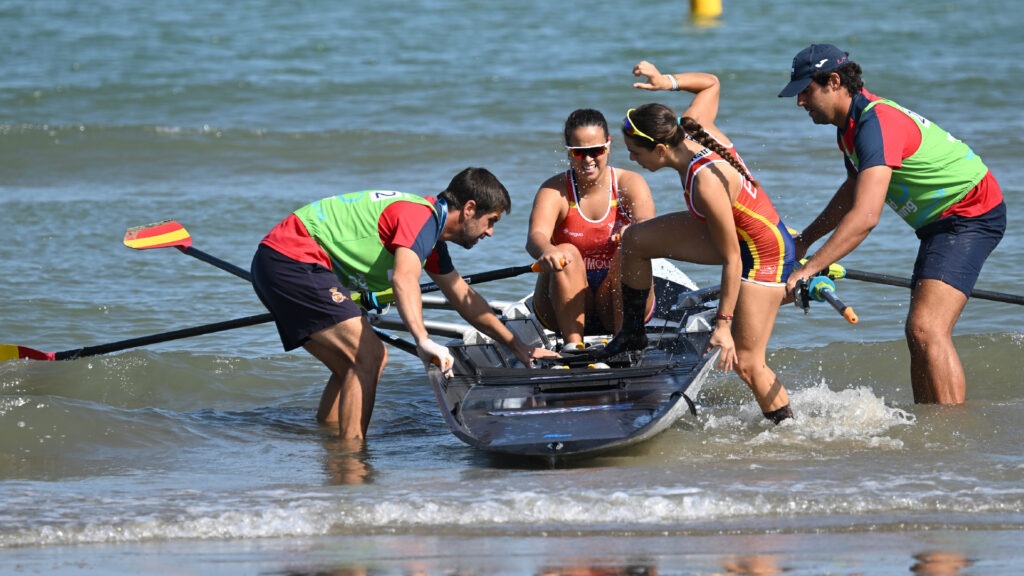 Jose Lopez holding boat at Barletta 2023 WOrld Rowing Beach Sprint Finals