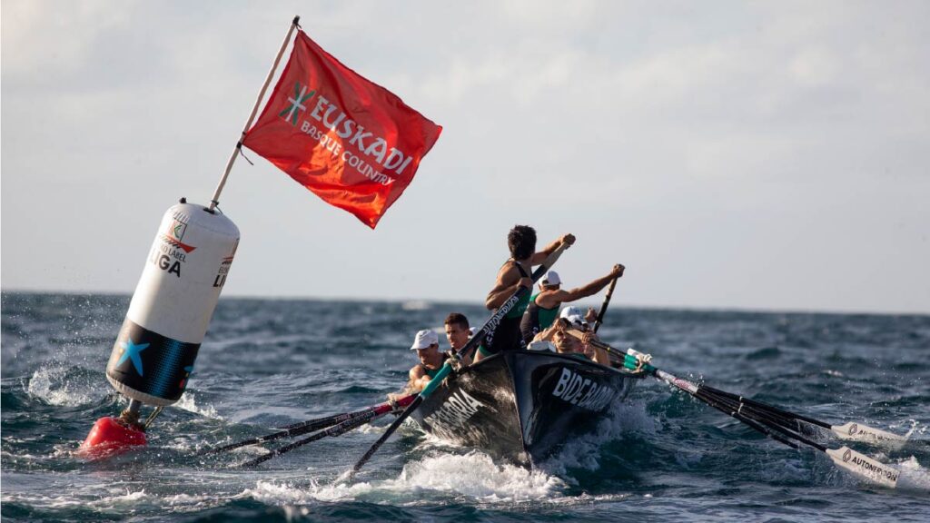 Kaiku's trainera, with Adrián Miramón as starboard stroke, turns around the buoy on the first day of the 2021 ACT playoff
