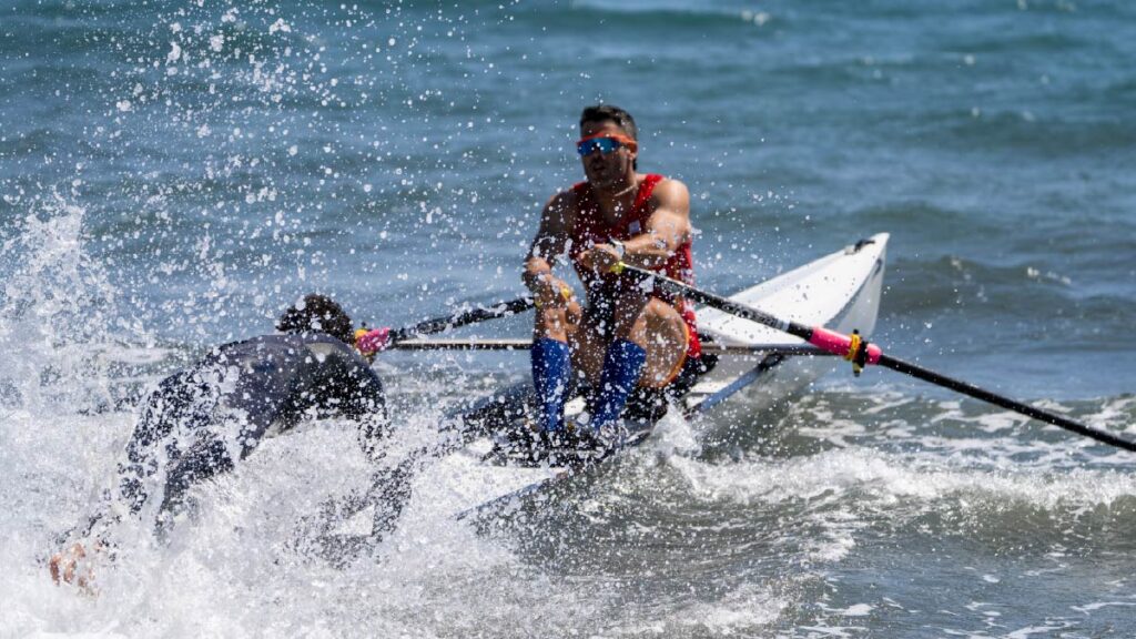 Daniel Reinosa gives Adrián Miramón a push to launch him off the beach in Cyprus in 2026
