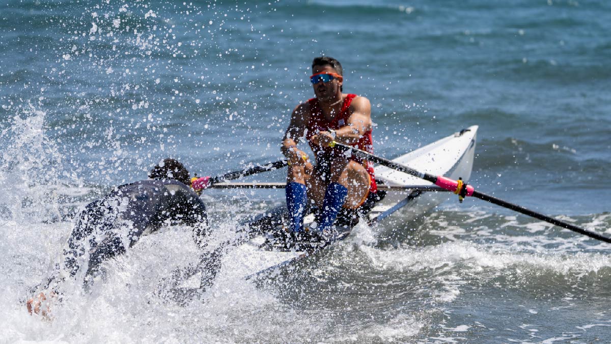 Daniel Reinosa gives Adrián Miramón a push to launch him off the beach in Cyprus in 2026