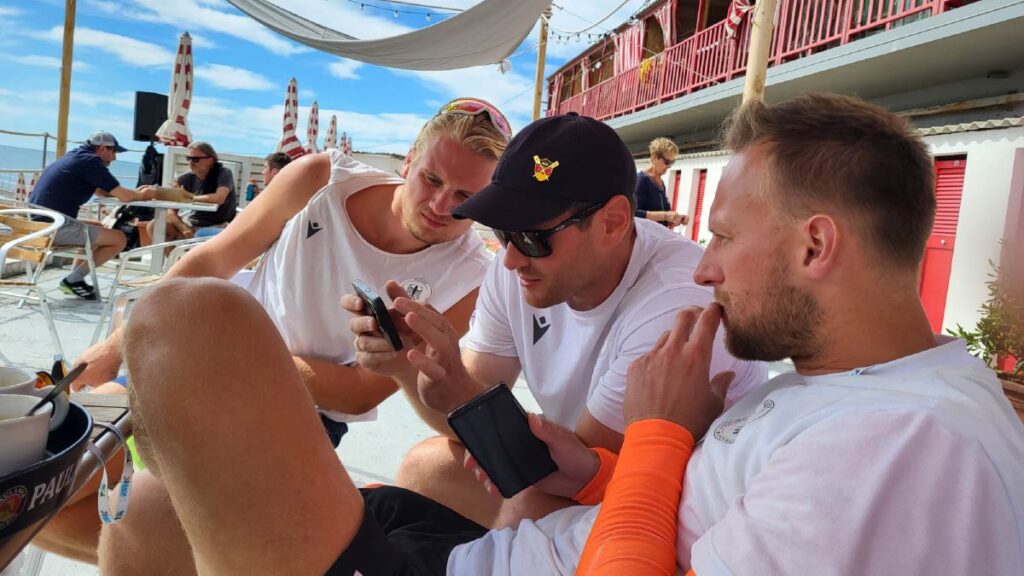 Adrian Bretting discusses beach sprint with Louis Bruder and Hendrik Bohnekamp