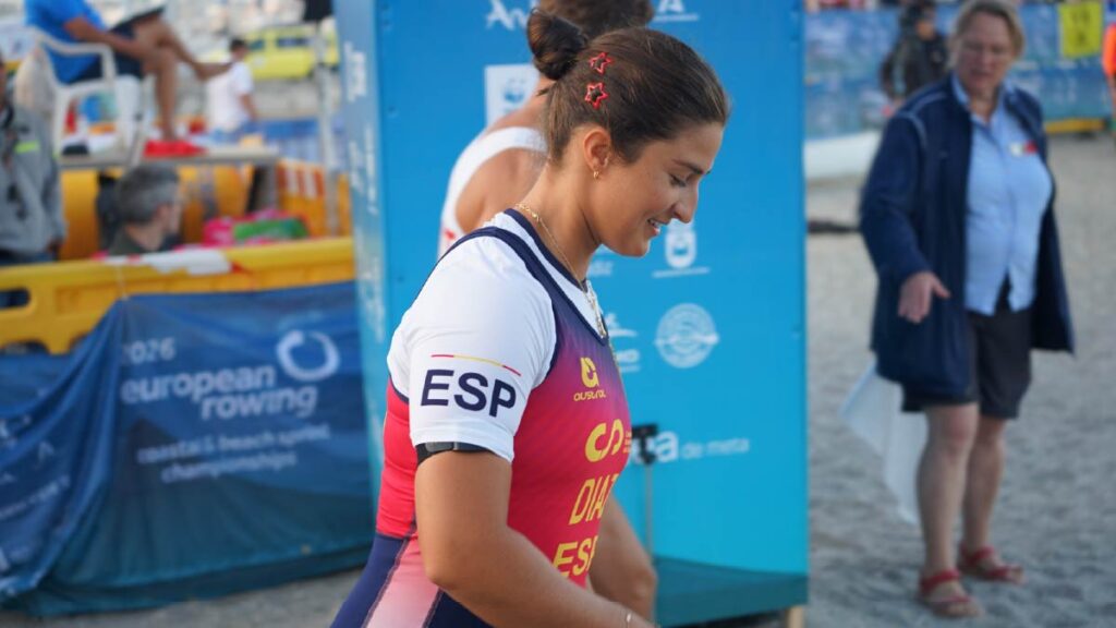 Teresa Díaz smiles on the start line at the 2026 European championships
