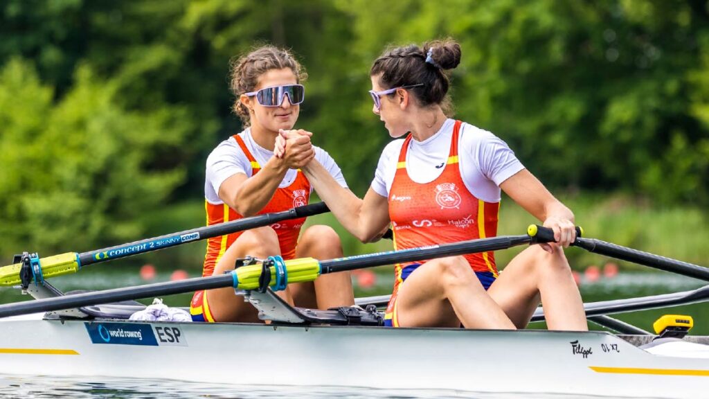 Teresa Díaz and Natalia Miguel on the Guadalquivir river.
